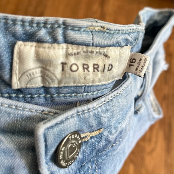 Torrid Size 16 Distressed Jean Shorts Light Wash - Picture 3 of 4